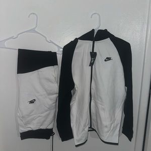 Nike Tech Set